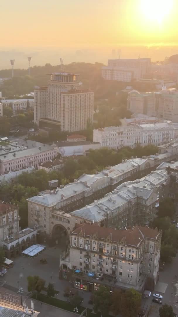Verticale video - Oekraïne, Kiev in de ochtend bij zonsopgang. Luchtfoto 's. Kiev. — Stockvideo