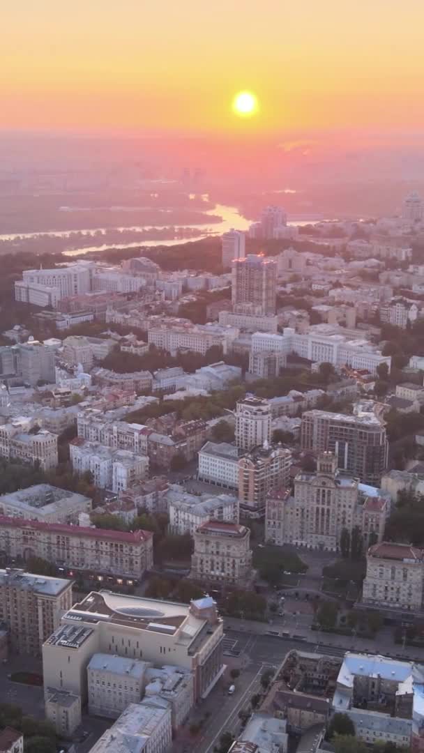 Vertikální video - Ukrajina, Kyjev v dopoledních hodinách při východu slunce. Letecký pohled. Kyjev. — Stock video