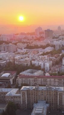 Dikey video - Ukrayna, Kyiv sabah gün doğumunda. Hava görüntüsü. Kiev.