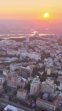 Dikey video - Ukrayna, Kyiv sabah gün doğumunda. Hava görüntüsü. Kiev.