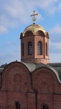 Dikey video - Ukrayna 'nın Kyiv şehrindeki Golden Gate