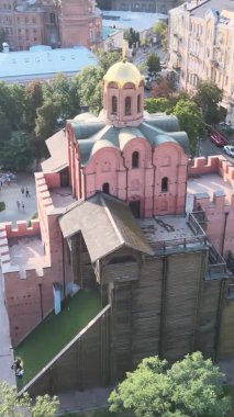 Dikey video - Ukrayna 'nın Kyiv şehrindeki Golden Gate