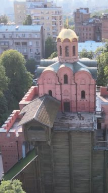 Dikey video - Ukrayna 'nın Kyiv şehrindeki Golden Gate