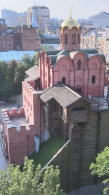 Dikey video - Ukrayna 'nın Kyiv şehrindeki Golden Gate