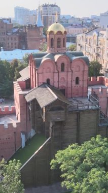 Dikey video - Ukrayna 'nın Kyiv şehrindeki Golden Gate