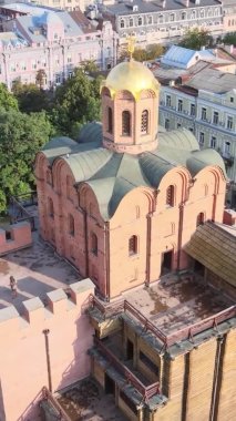 Dikey video - Ukrayna 'nın Kyiv şehrindeki Golden Gate