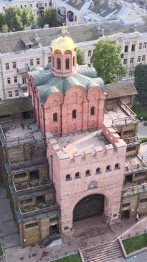 Dikey video - Ukrayna 'nın Kyiv şehrindeki Golden Gate