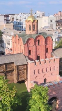 Dikey video - Ukrayna 'nın Kyiv şehrindeki Golden Gate