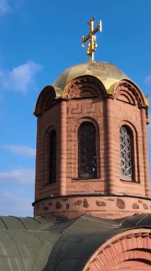 Dikey video - Ukrayna 'nın Kyiv şehrindeki Golden Gate