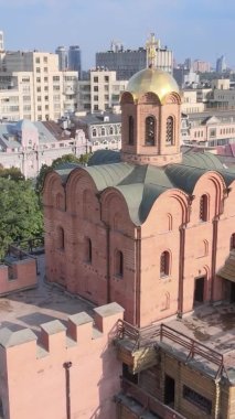 Dikey video - Ukrayna 'nın Kyiv şehrindeki Golden Gate