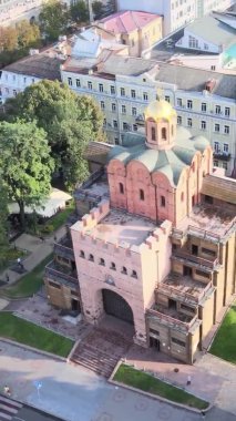 Dikey video - Ukrayna 'nın Kyiv şehrindeki Golden Gate