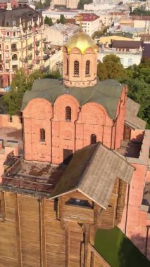 Dikey video - Ukrayna 'nın Kyiv şehrindeki Golden Gate