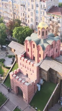 Dikey video - Ukrayna 'nın Kyiv şehrindeki Golden Gate