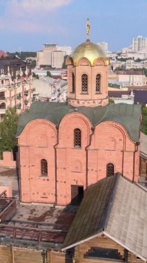 Dikey video - Ukrayna 'nın Kyiv şehrindeki Golden Gate