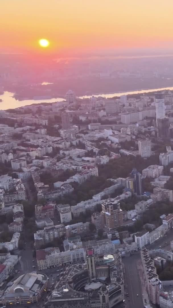 Vídeo vertical - Ucrânia, Kiev de manhã ao nascer do sol. Vista aérea. Kiev. — Vídeo de Stock