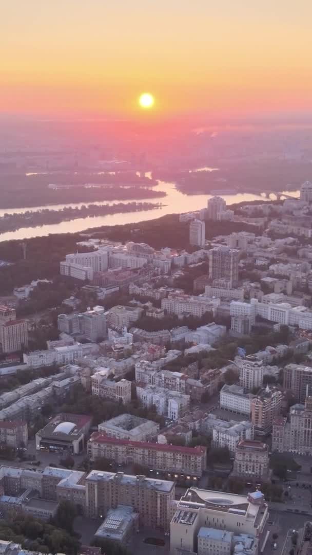 Vertikální video - Ukrajina, Kyjev v dopoledních hodinách při východu slunce. Letecký pohled. Kyjev. — Stock video
