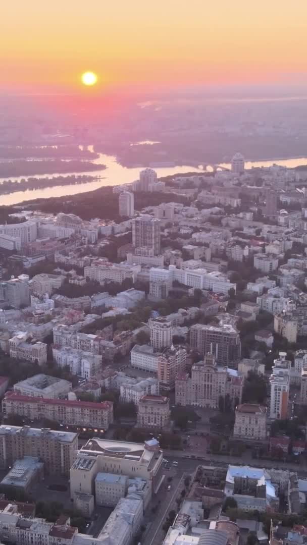 Vídeo vertical - Ucrânia, Kiev de manhã ao nascer do sol. Vista aérea. Kiev. — Vídeo de Stock