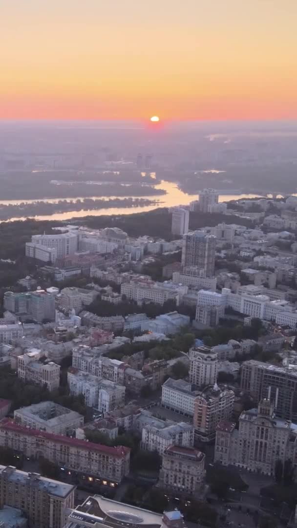 Vídeo vertical - Ucrânia, Kiev de manhã ao nascer do sol. Vista aérea. Kiev. — Vídeo de Stock