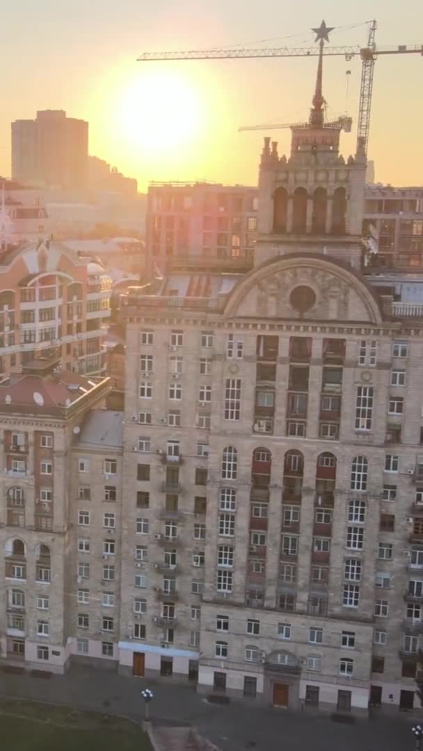 Pionowe wideo - Ukraina, Kijów rano o wschodzie słońca. Widok z lotu ptaka. Kijów. — Wideo stockowe