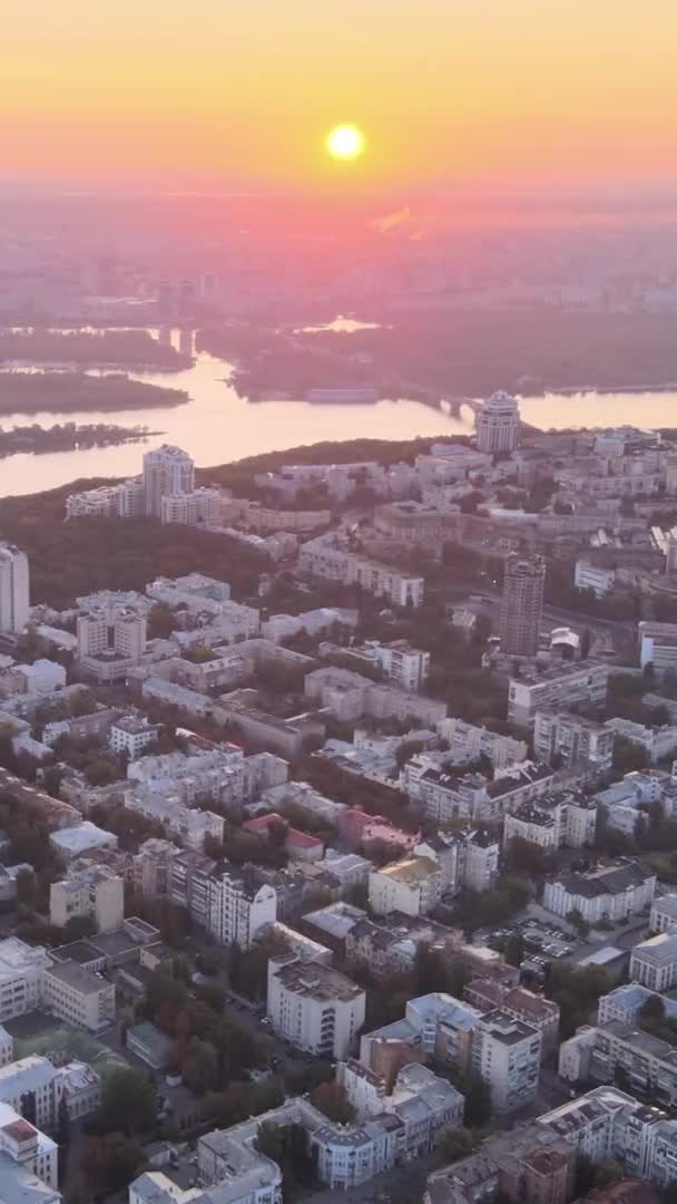 Verticale video - Oekraïne, Kiev in de ochtend bij zonsopgang. Luchtfoto 's. Kiev. — Stockvideo