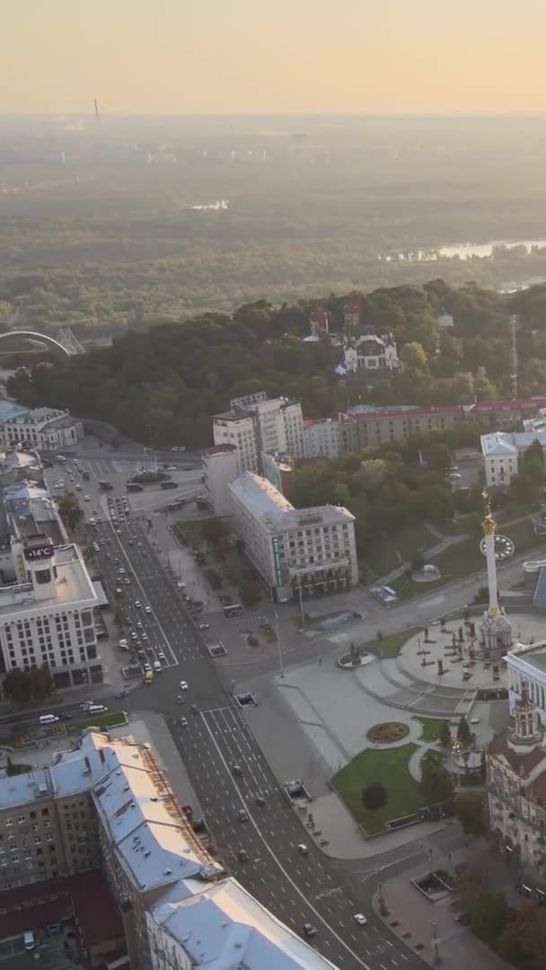 垂直录像-乌克兰，基辅在早晨日出。空中风景。基辅. — 图库视频影像