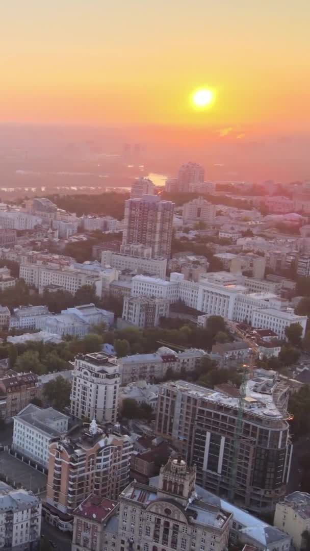Video verticale - Ucraina, Kiev al mattino all'alba. Vista aerea. Kiev. — Video Stock
