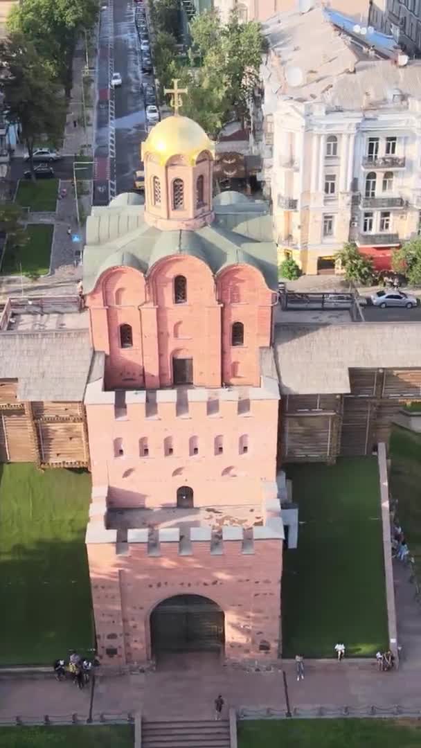 Κάθετη βίντεο - Golden Gate στο Κίεβο, Ουκρανία — Αρχείο Βίντεο