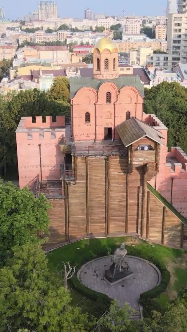 Вертикальне відео - Золоті ворота в Києві, Україна — стокове відео