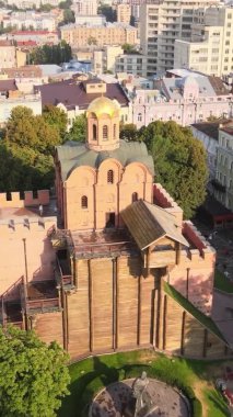 Dikey video - Ukrayna 'nın Kyiv şehrindeki Golden Gate