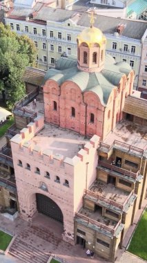 Dikey video - Ukrayna 'nın Kyiv şehrindeki Golden Gate