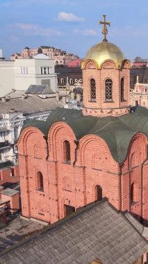 Dikey video - Ukrayna 'nın Kyiv şehrindeki Golden Gate