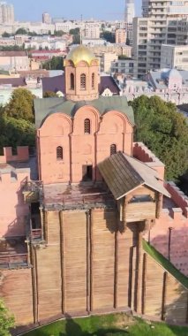 Dikey video - Ukrayna 'nın Kyiv şehrindeki Golden Gate