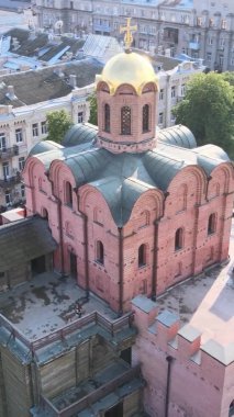 Dikey video - Ukrayna 'nın Kyiv şehrindeki Golden Gate