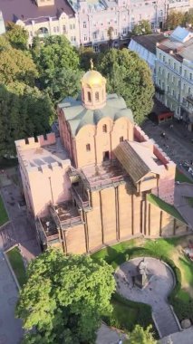 Dikey video - Ukrayna 'nın Kyiv şehrindeki Golden Gate