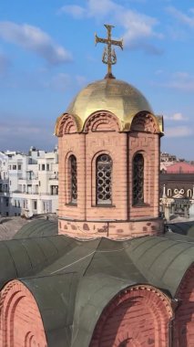 Dikey video - Ukrayna 'nın Kyiv şehrindeki Golden Gate