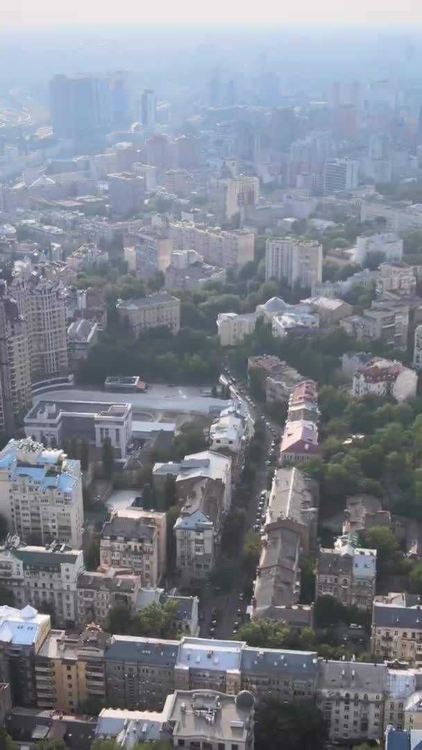 Verticale video - Kiev, Oekraïne luchtfoto van de stad. Kiev — Stockvideo