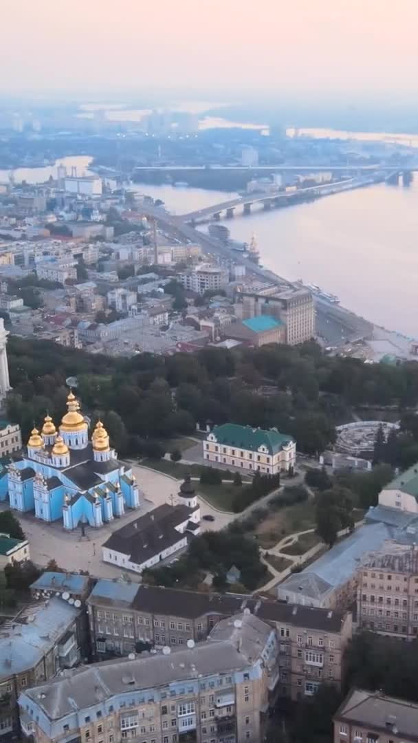 Vertikal video - Kyiv, Ukrainas flybilde av byen. Kiev – stockvideo