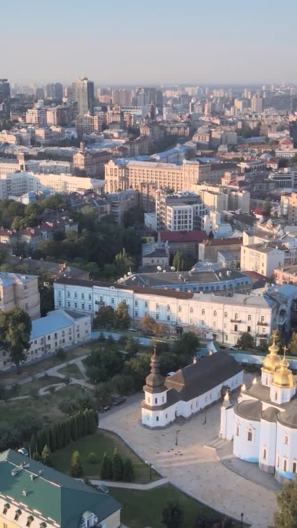 Vertikal video - Kiev, Ukraina antenn syn på staden. Kiev — Stockvideo