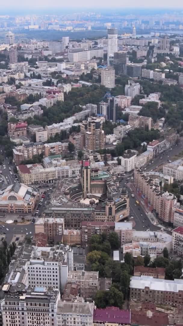 Verticale video - Kiev, Oekraïne luchtfoto van de stad. Kiev — Stockvideo