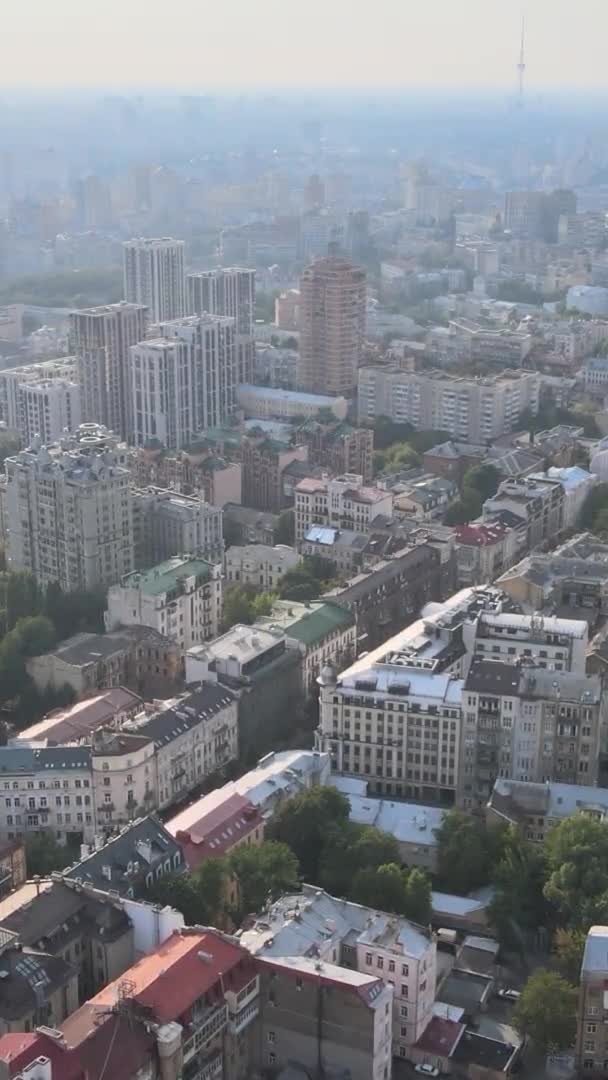 垂直ビデオ-ウクライナ,キエフ市の航空ビュー.キエフ — ストック動画