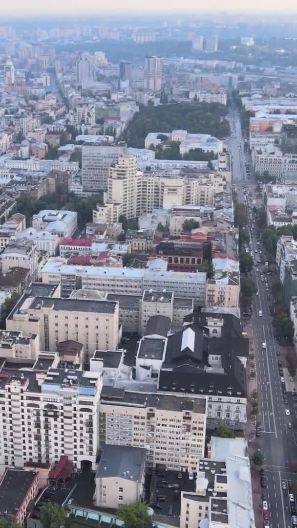 Verticale video - Kiev, Oekraïne luchtfoto van de stad. Kiev — Stockvideo