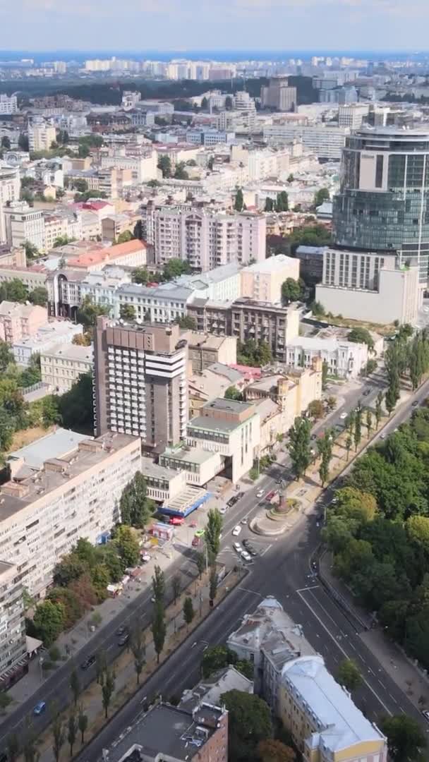 Vertikální video - Kyjev, Ukrajina letecký pohled na město. Kyjev — Stock video