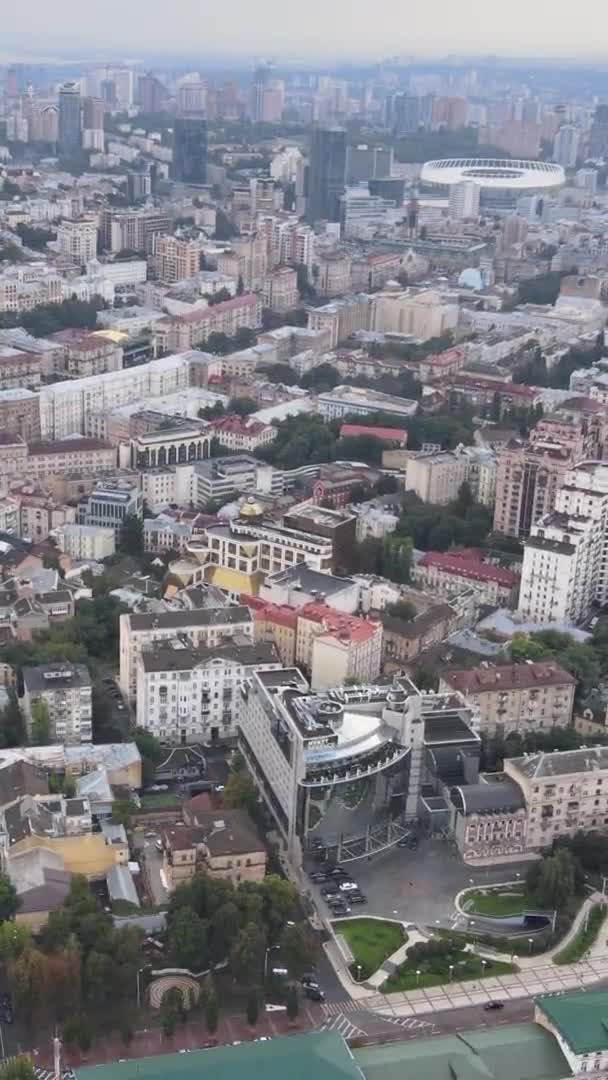 Verticale video - Kiev, Oekraïne luchtfoto van de stad. Kiev — Stockvideo