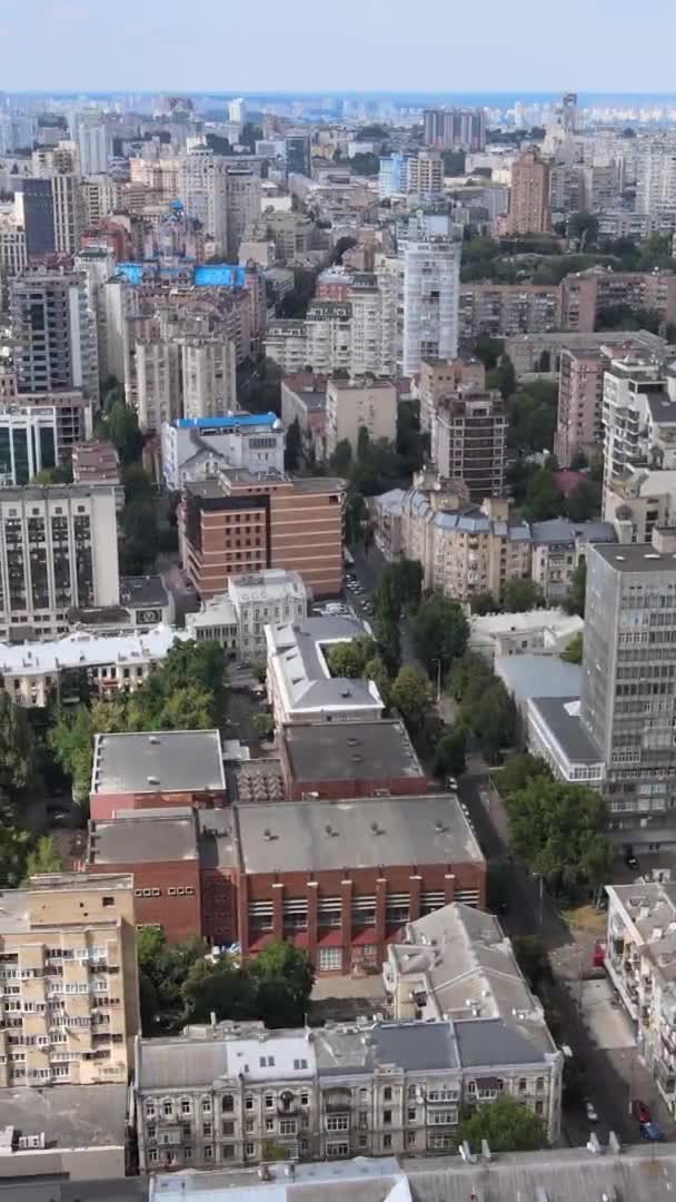 Vídeo vertical - Kiev, Ucrânia vista aérea da cidade. Kiev — Vídeo de Stock