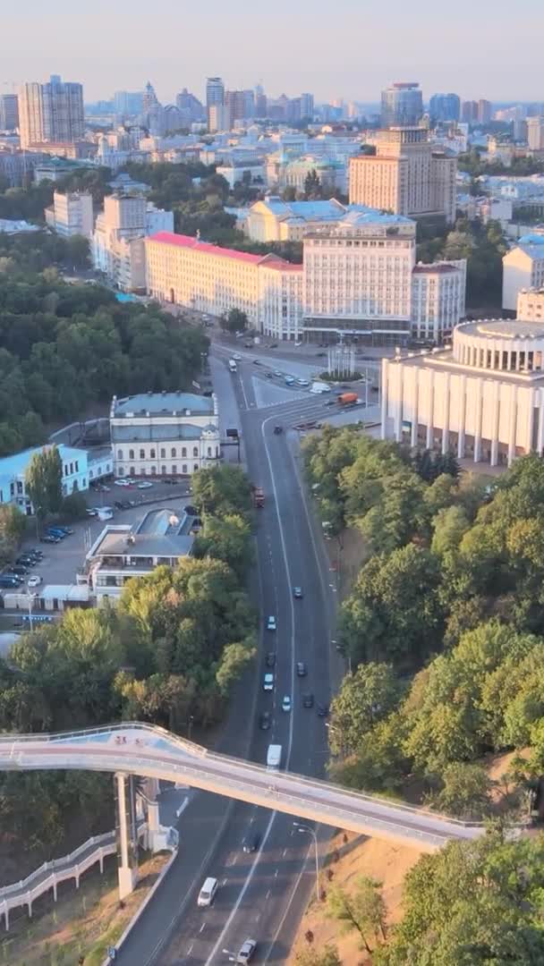 Vertikal video Kyiv, Ukraina pandangan udara kota. Kiev — Stok Video
