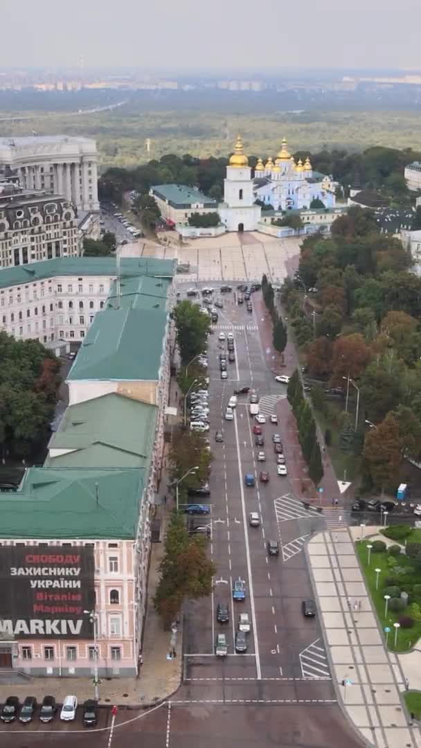 Pionowe wideo - Kij? w, Ukraina widok z lotu ptaka na miasto. Kijów — Wideo stockowe