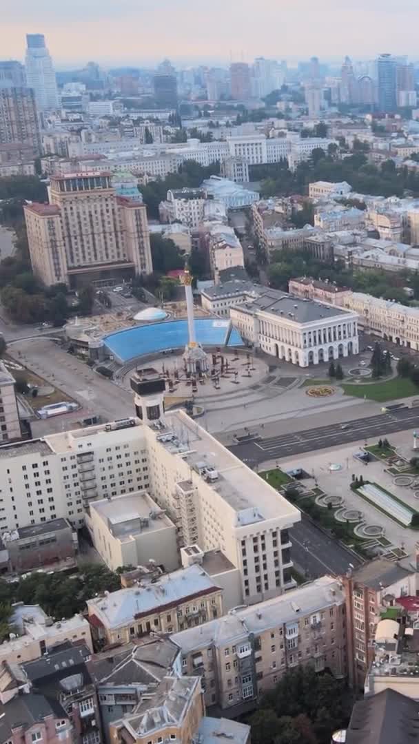 Pionowe wideo - Kij? w, Ukraina widok z lotu ptaka na miasto. Kijów — Wideo stockowe