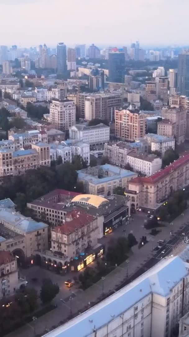Vertikal video - Kiev, Ukraina antenn syn på staden. Kiev — Stockvideo