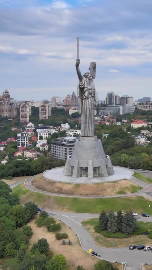 Vertikální video - Památník vlasti v Kyjevě, Ukrajina — Stock video