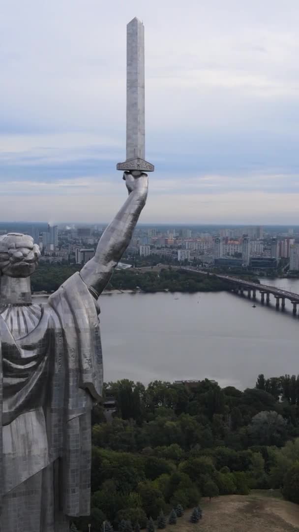 Vídeo vertical - Monumento a la Madre Patria en Kiev, Ucrania — Vídeos de Stock